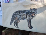 Wilk na torbie przygotowanej podczas warsztatów plastycznych